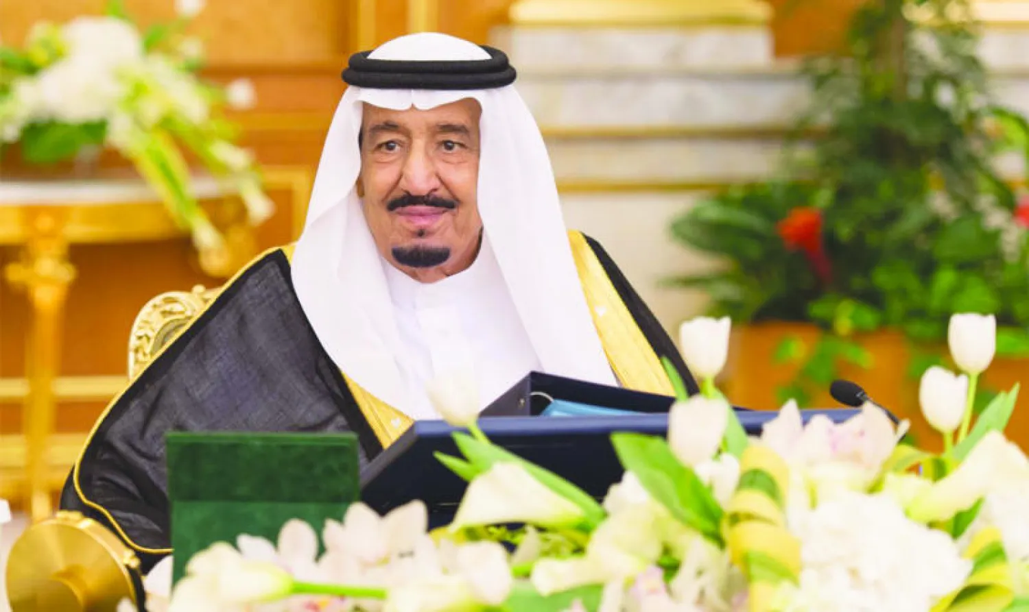 خادم الحرمين الشريفين الملك سلمان بن عبد العزيز لدى ترؤسه جلسة مجلس الوزراء في جدة أمس (واس)