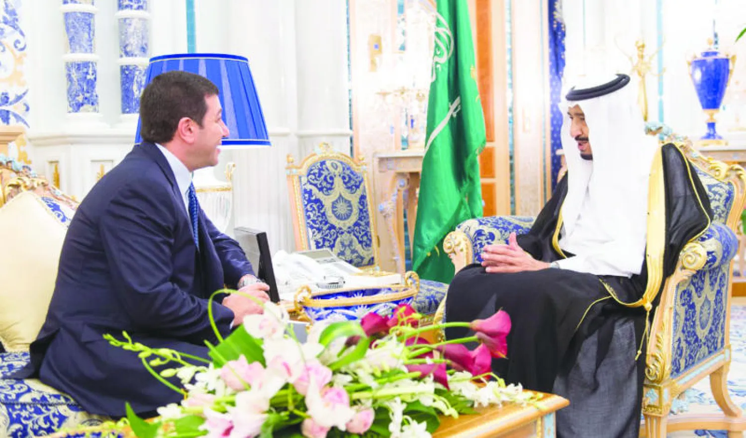 الملك سلمان بن عبد العزيز لدى استقباله المسؤول الأردني الذي نقل له رسالة من الملك عبد الله الثاني (واس)