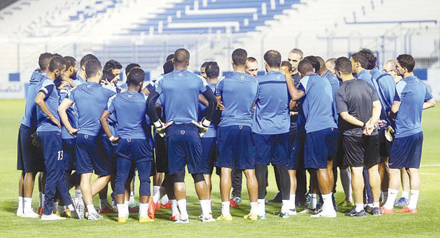مدرب الهلال مع لاعبيه أمس قبل مواجهة الحسم الليلة (تصوير: المركز الإعلامي بنادي الهلال)
