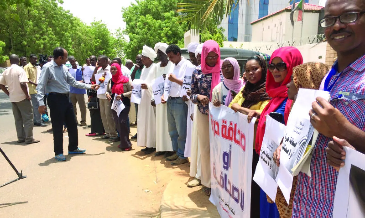 جانب من الوقفة الاحتجاجية التي نظمها الصحافيون أمس أمام مجلس الصحافة والمطبوعات بالخرطوم («الشرق الأوسط»)