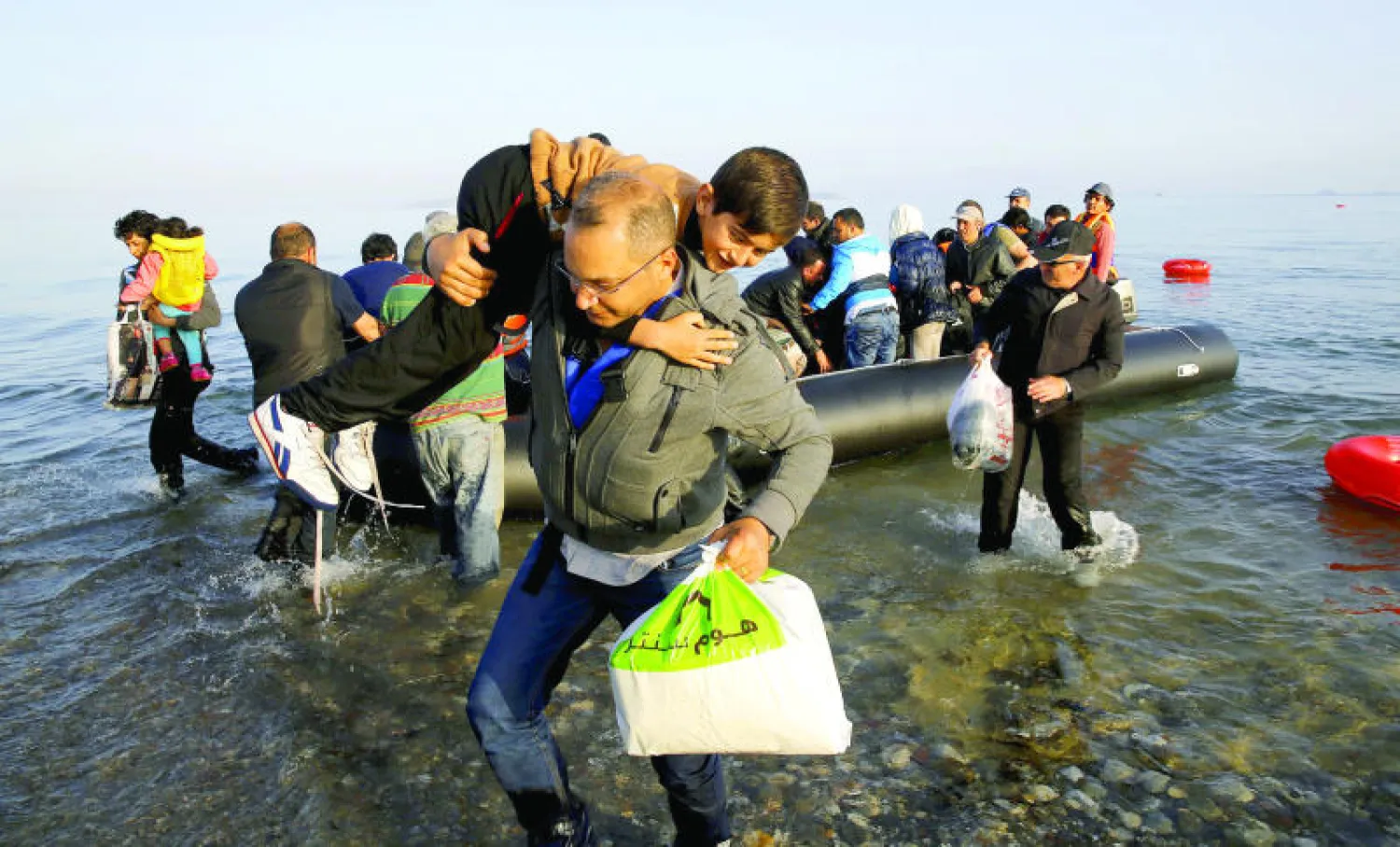 نزول اللاجئين السوريين في جزيرة كوس اليونانية بعد عبور بحر إيجة من تركيا إلى اليونان أمس.. وقد استقبلت الجزيرة مئات اللاجئين من سوريا وأفغانستان تحديدا (رويترز)