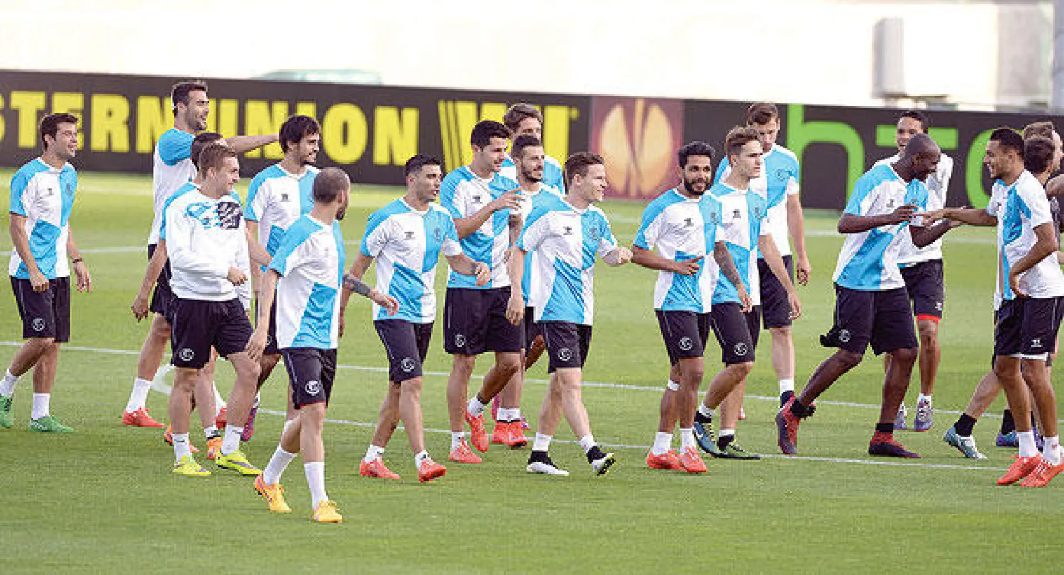 لاعبو إشبيلية خلال التدريبات استعدادًا لنهائي الدوري الأوروبي (أ.ف.ب)