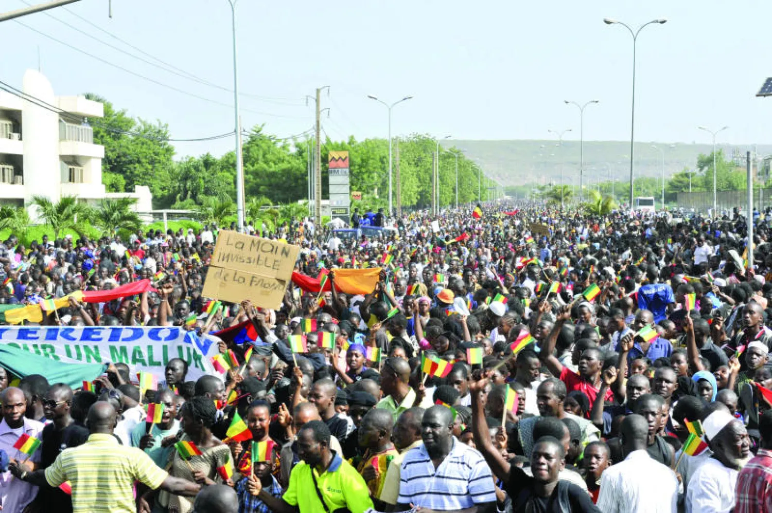جانب من المظاهرة التي شارك فيها آلاف الماليين في باماكو لدعم اتفاق السلام (أ.ف.ب)