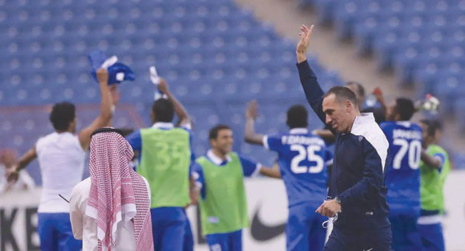 دونيس مدرب الهلال يحيي الجماهير بعد الفوز على بيروزي (تصوير: علي العريفي)