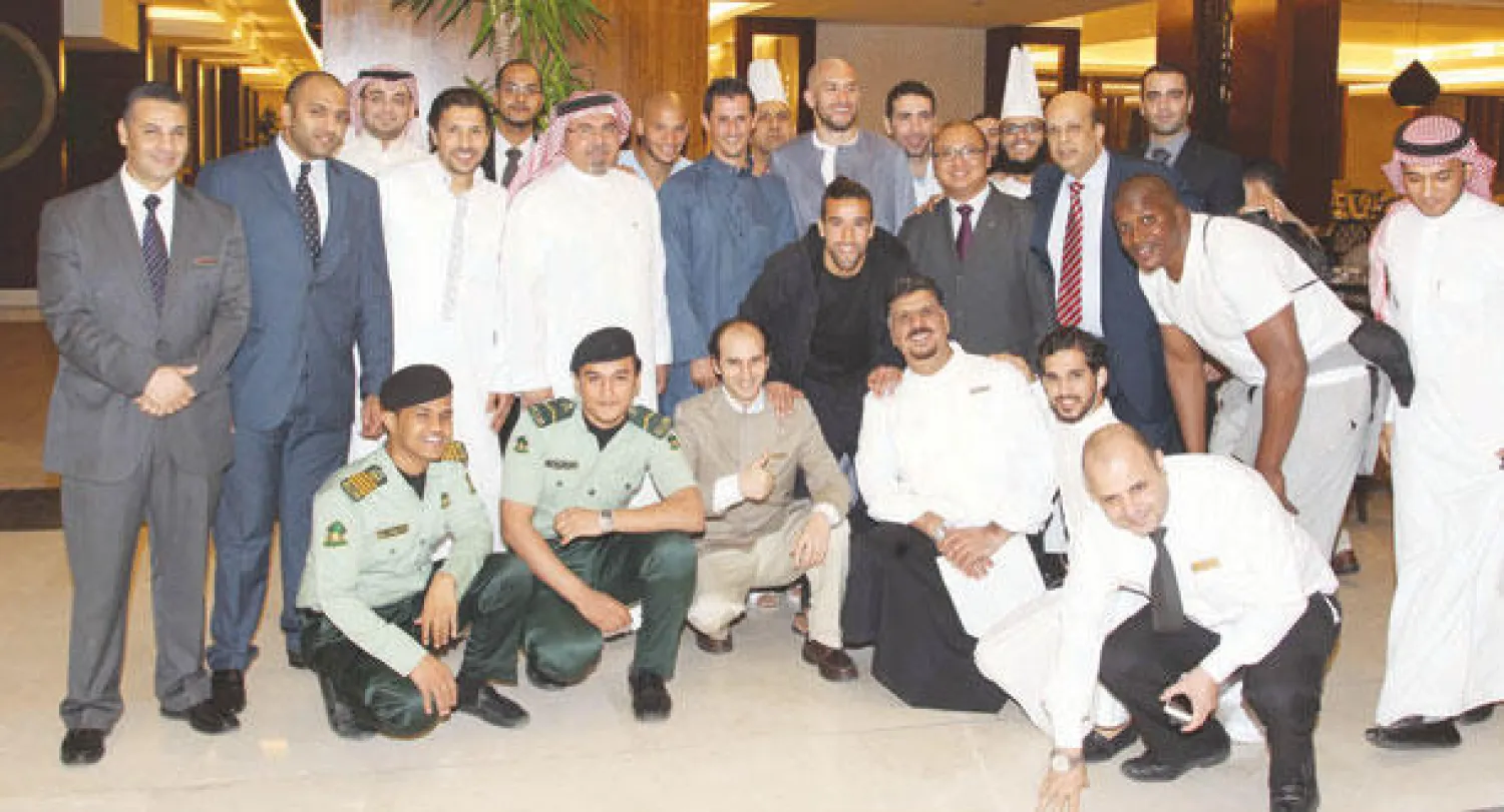 لقطة لنجوم العالم «المسلمين» في زيارتهم مكة المكرمة أمس (تصوير: أحمد حشاد)