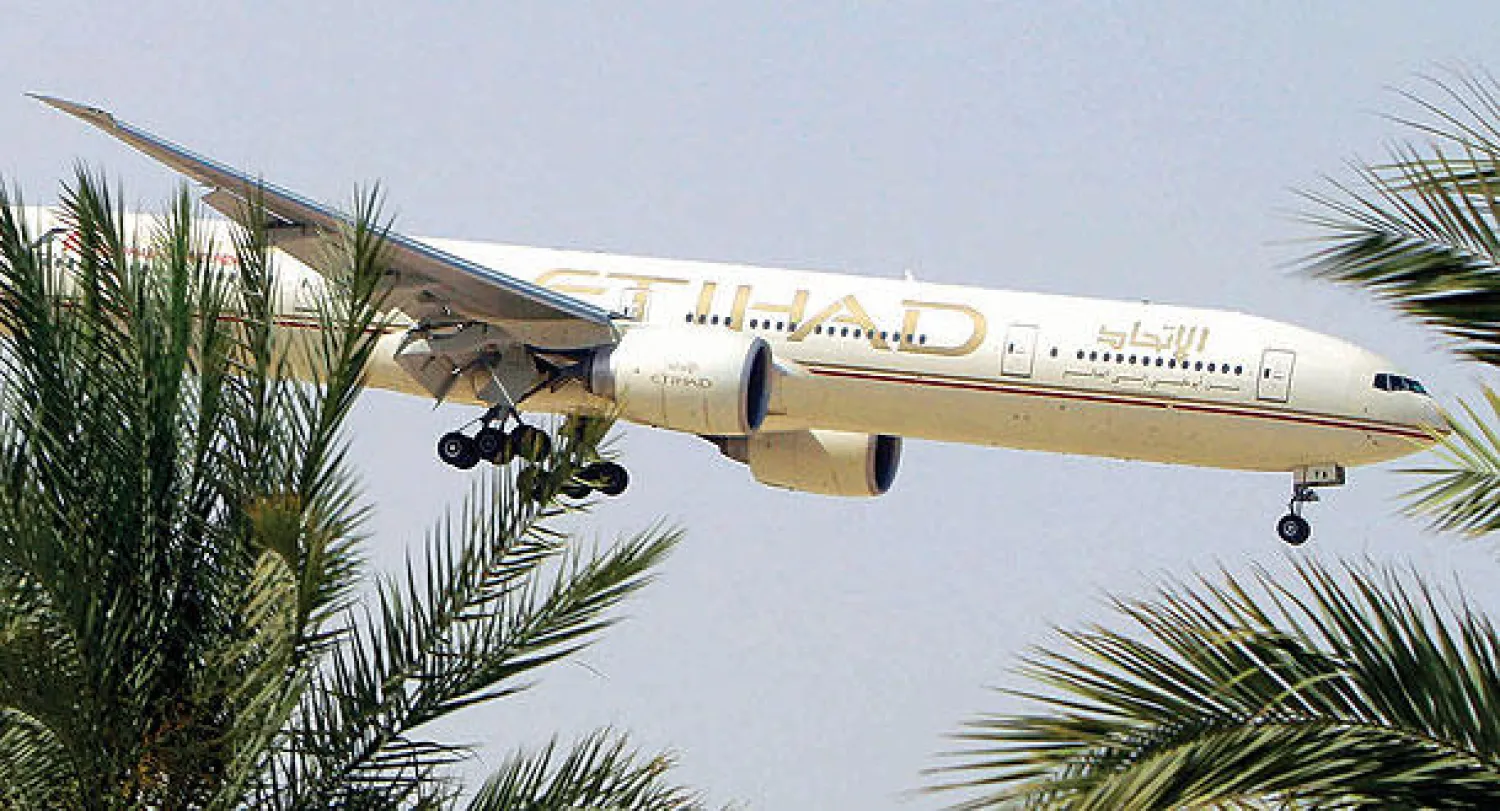 إحدى طائرات «الاتحاد» تستعد للهبوط في مطار أبوظبي (أ.ب)