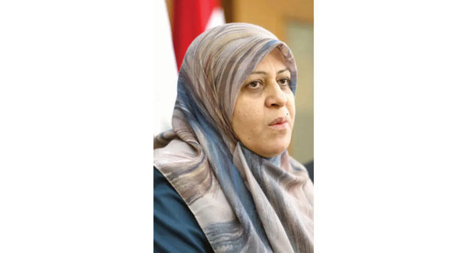 وزيرة الصحة العراقية عديلة حمود خلال مؤتمرها الصحافي ببغداد أمس (أ.ف.ب)