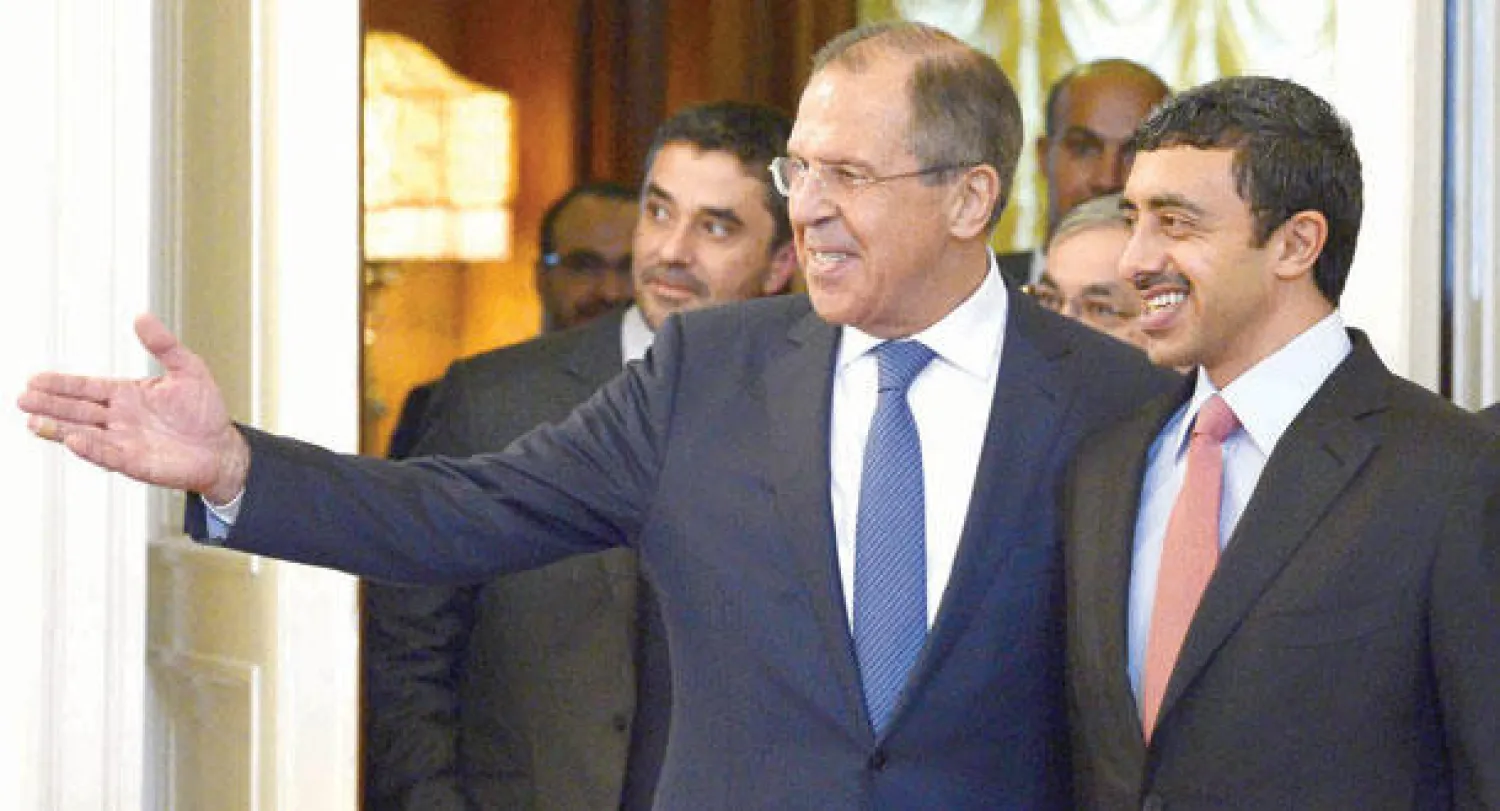وزير الخارجية الروسي سيرغي لافروف يستقبل نظيره الإماراتي في موسكو أمس (أ.ف.ب)
