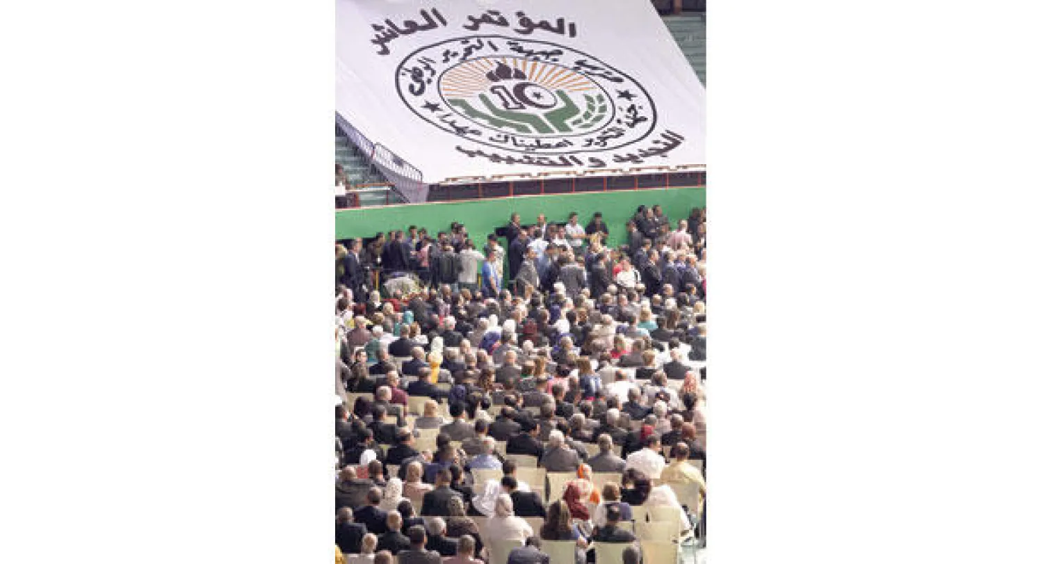 جزائريون خلال حضورهم فعاليات المؤتمر العاشر لحزب جبهة التحرير الوطني التي أقيمت بمركب محمد بوضياف بالعاصمة الجزائرية أمس (أ.ف.ب)