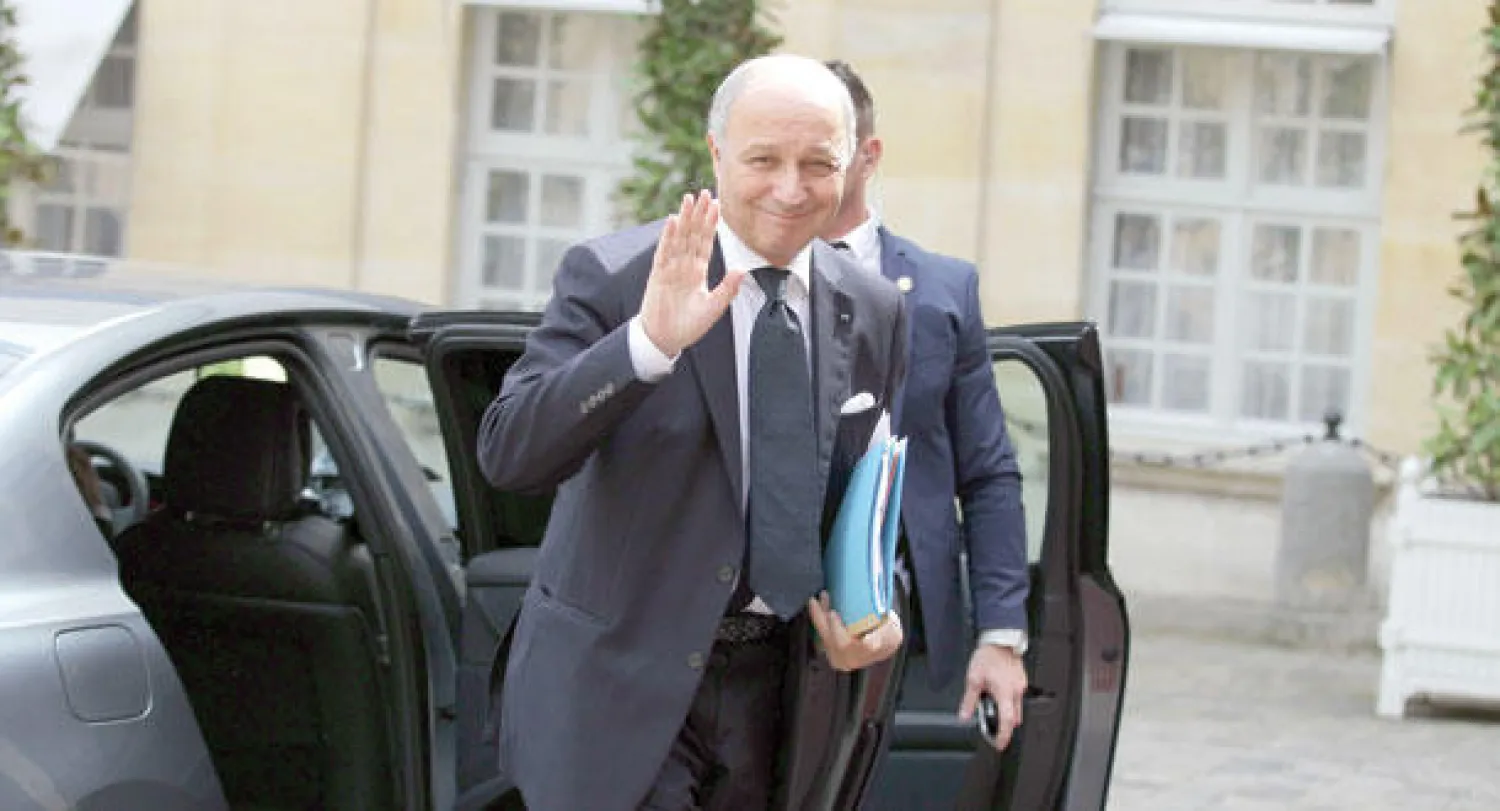 وزير الخارجية الفرنسي لوران فابيوس لدى وصوله إلى مقر الحكومة أمس (أ.ف.ب)