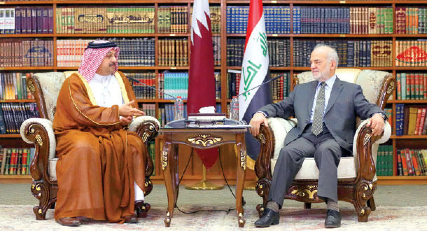 وزير خارجية العراق إبراهيم الجعفري خلال استقباله نظيره القطري خالد بن محمد العطية في بغداد أول من أمس (أ.ب)