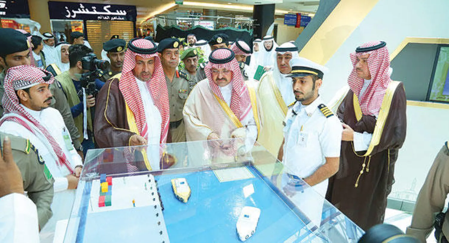 الأمير مشعل بن ماجد بن عبد العزيز محافظ جدة يستمع لشرح خلال اطلاعه على نموذج مصغر في معرض المشاريع («الشرق الأوسط»)