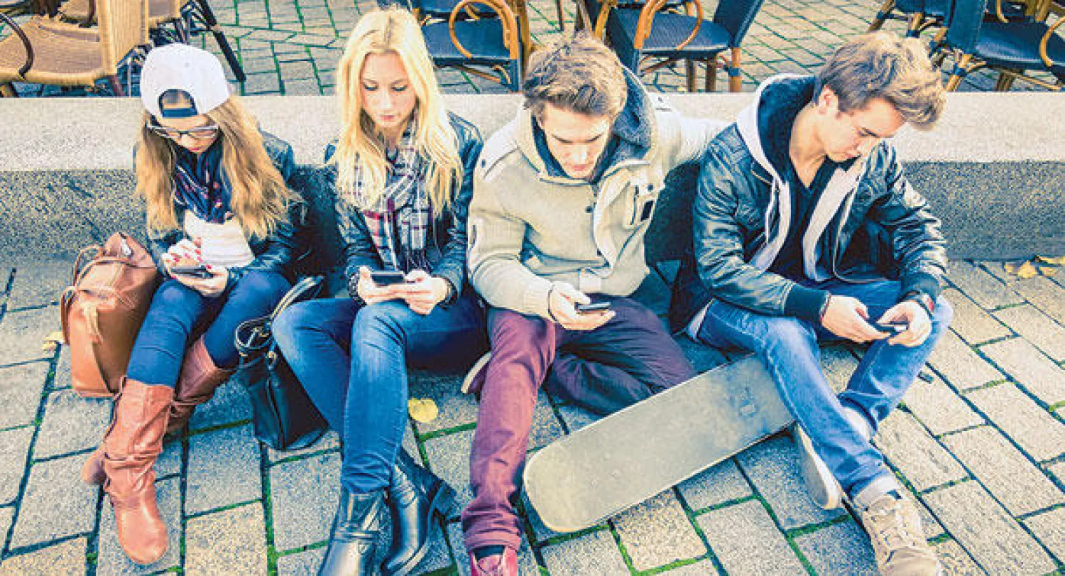 «ذوو الرؤوس المنحنية».. فيلم رسوم متحركة صيني يطرح قضية إدمان الهاتف المحمول