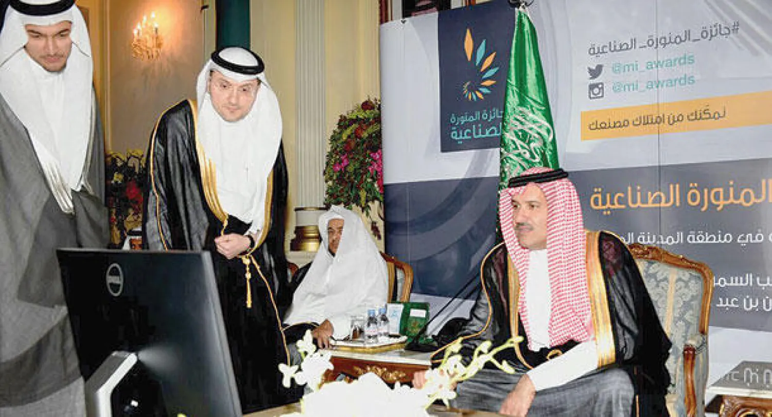 الأمير فيصل بن سلمان بن عبد العزيز خلال تدشينه جائزة المنورة الصناعية («الشرق الأوسط»)