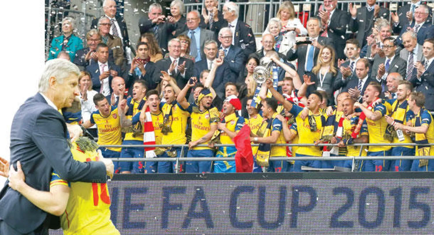 آرسنال يتوج بكأس الاتحاد الانجليزي للمرة الثانية عشرة في تاريخه (رويترز)  -  فينغر يحتفل مع ويلشير بالإنجاز المستحق (رويترز)