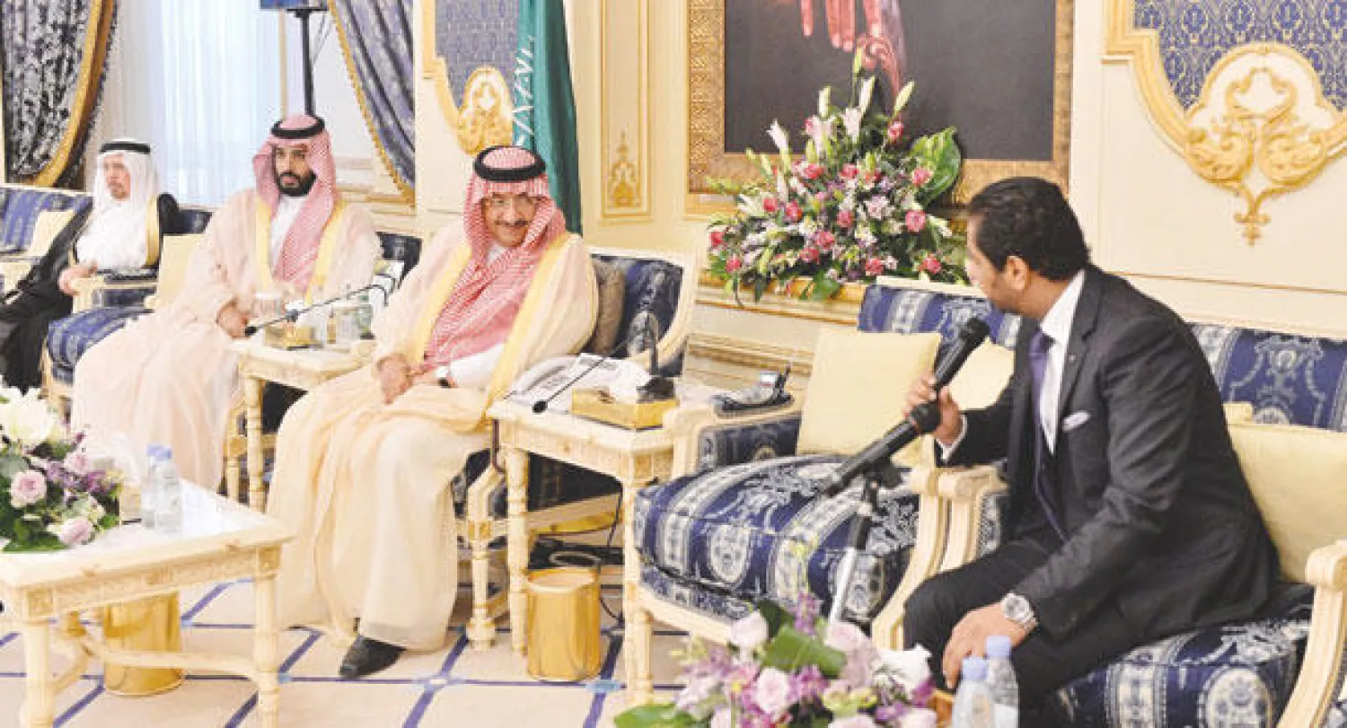 الأمير محمد بن نايف ولي العهد السعودي، والأمير محمد بن سلمان ولي ولي العهد، خلال استقبالهما السفراء المعتمدين يستمعان إلى كلمة عميد السلك الدبلوماسي سفير جيبوتي ضياء الدين بامخرمة ويبدو الدكتور نزار عبيد مدني وزير الدولة للشؤون الخارجية (واس)