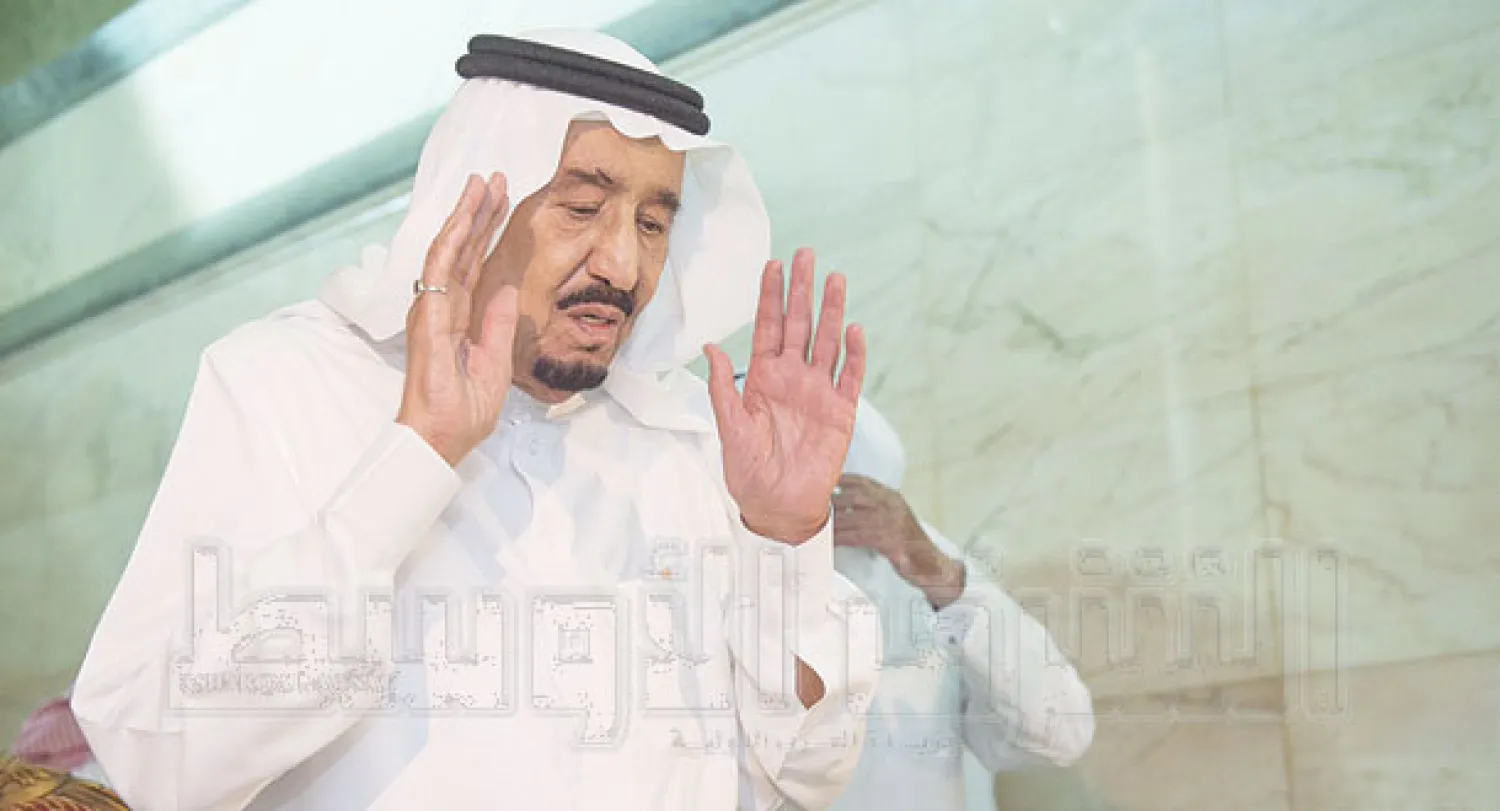 الملك سلمان بن عبد العزيز يؤدي الصلاة داخل الكعبة المشرفة (صور خاصة بـ {الشرق الاوسط} ــ تصوير بندر الجلعود)