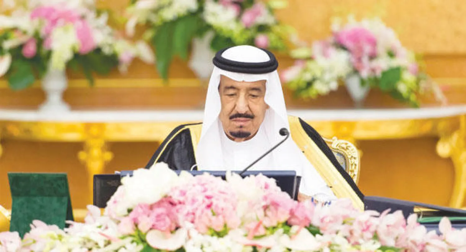 خادم الحرمين الشريفين الملك سلمان بن عبد العزيز خلال ترؤسه جلسة مجلس الوزراء التي عقدت في قصر السلام بجدة أمس (واس)