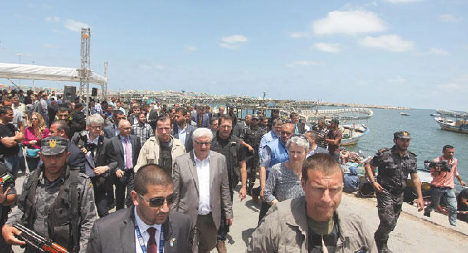وزير الخارجية الألماني فرانك فالتر شتانماير خلال تجوله قرب ميناء غزة (إ.ب.أ)