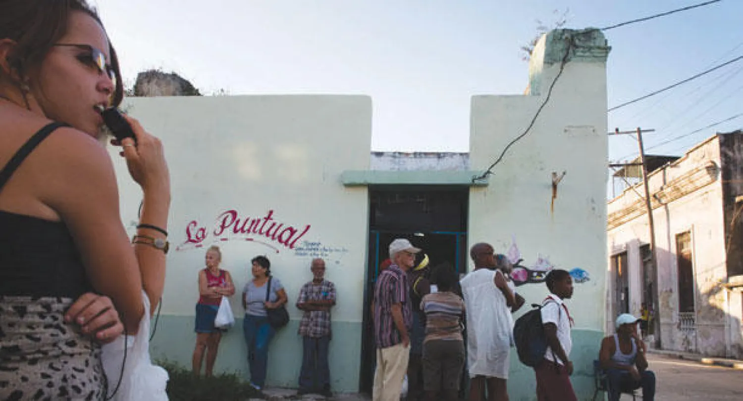 طوابير الانتظار أمام سوبر ميركادو وهو واحد من أكبر مراكز تسوق التجزئة التي تديرها الدولة في هافانا («واشنطن بوست»)