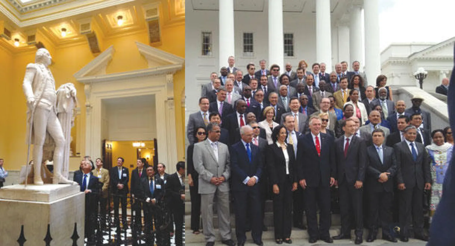 السفراء في لقطة تذكارية مع حاكم فيرجينيا تيري مكوليف (وسط) (أ.ف.ب)  -  السفراء أمام تمثال لجورج واشنطن في ريتشموند بولاية فيرجينيا (أ.ف.ب)