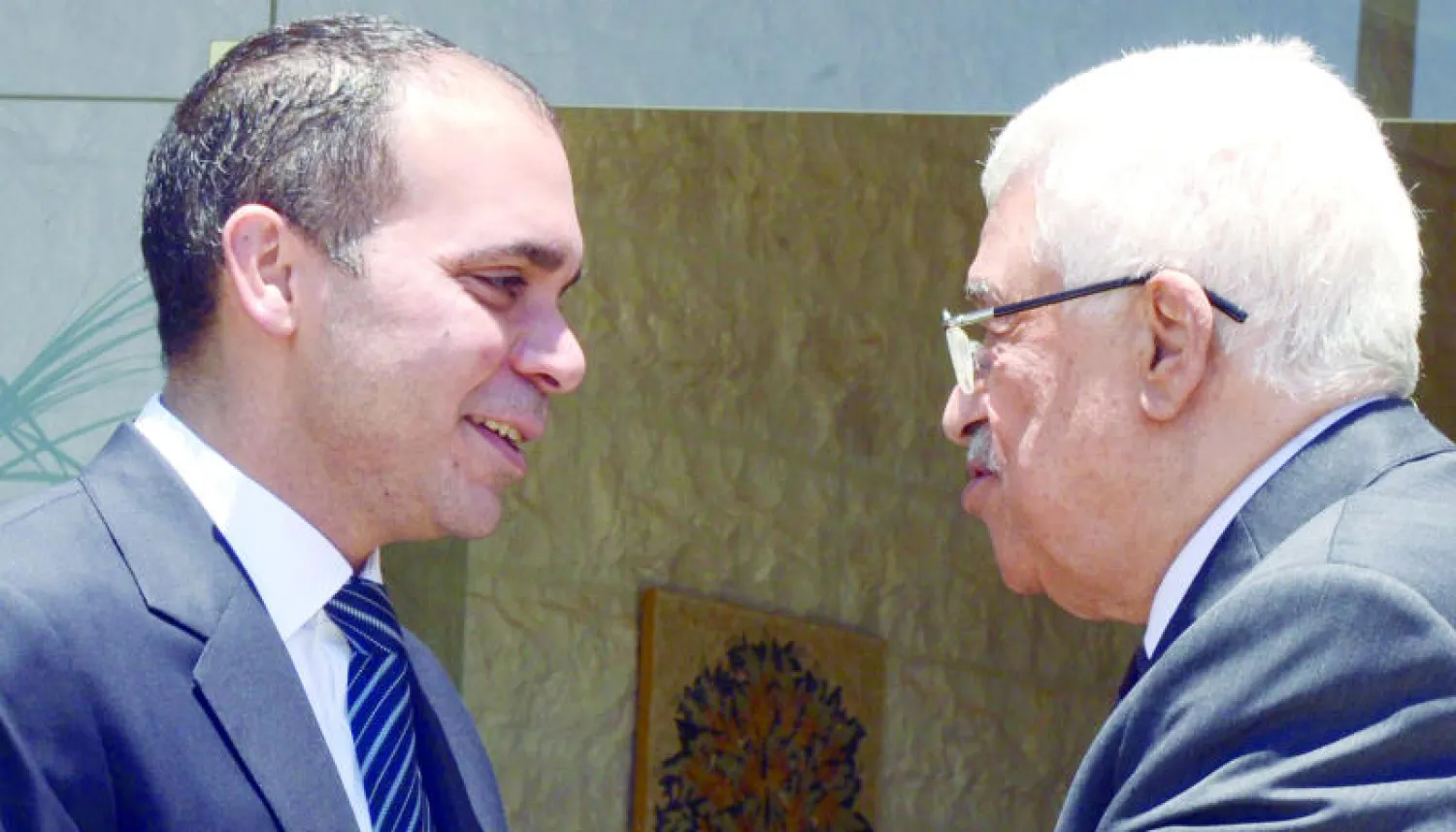 صورة وزعها مكتب الرئاسة الفلسطينية للرئيس عباس يصافح الأمير علي بن الحسين في أعقاب لقائهما أمس (أ.ف.ب)