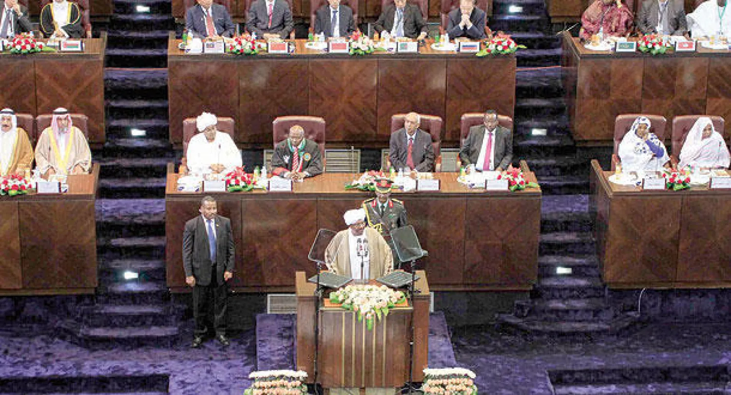 الرئيس عمر البشير يلقي كلمة أمام البرلمان بالخرطوم أمس إثر أدائه القسم لفترة رئاسية جديدة (إ.ب.أ)