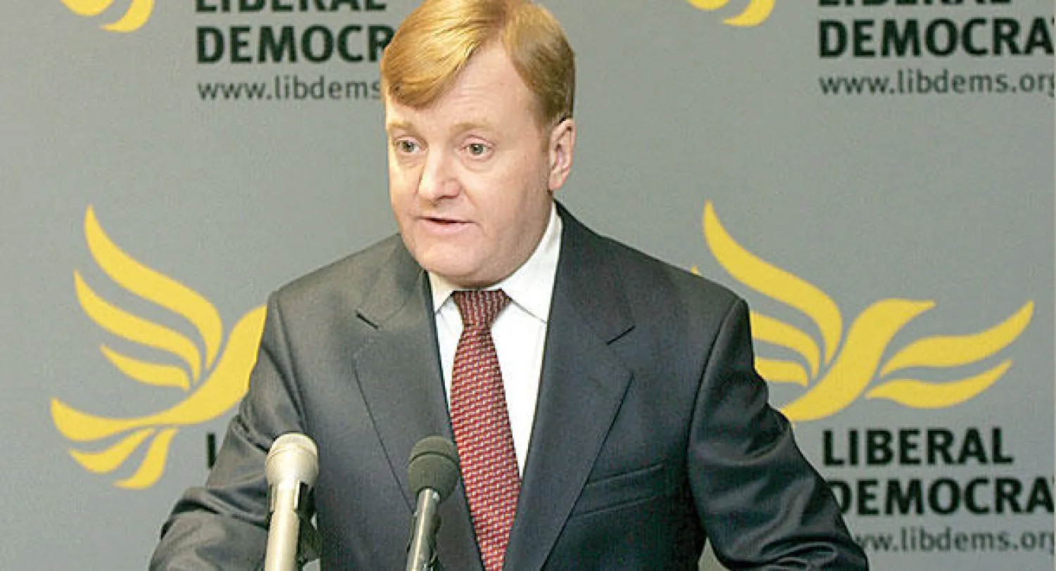 كيندي يتحدث خلال مؤتمر صحافي من مقر الحزب الليبرالي الديمقراطي في لندن في 5 يناير 2006 (أ.ف.ب)