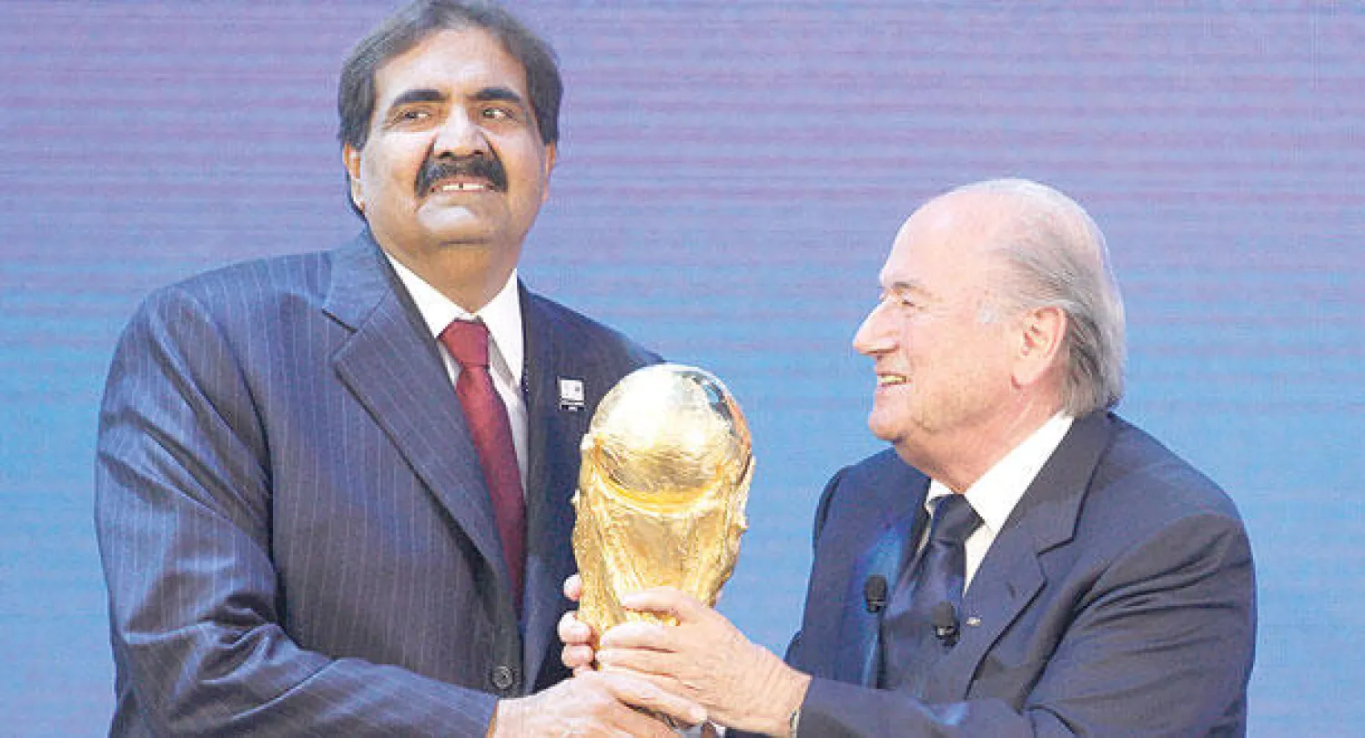 الشيخ حمد بن خليفة آل ثانى الأمير السابق لقطر مع بلاتر بعد فوز بلاده باستضافة المونديال («الشرق الأوسط»)