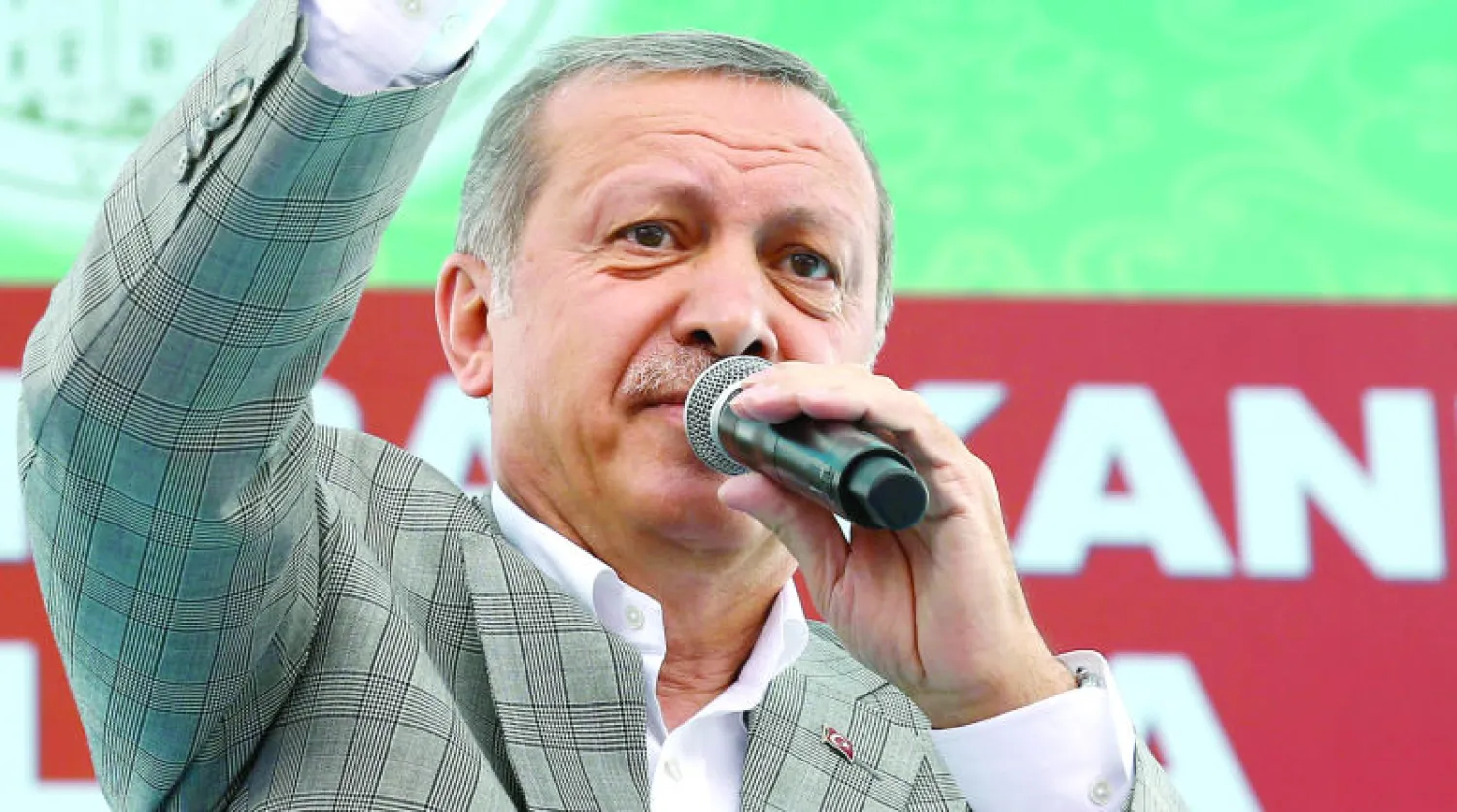 الرئيس التركي رجب طيب إردوغان يلقي خطبة في مدينة كارس شرق تركيا ضمن الحملة الانتخابية لحزبه أمس (أ.ف.ب)