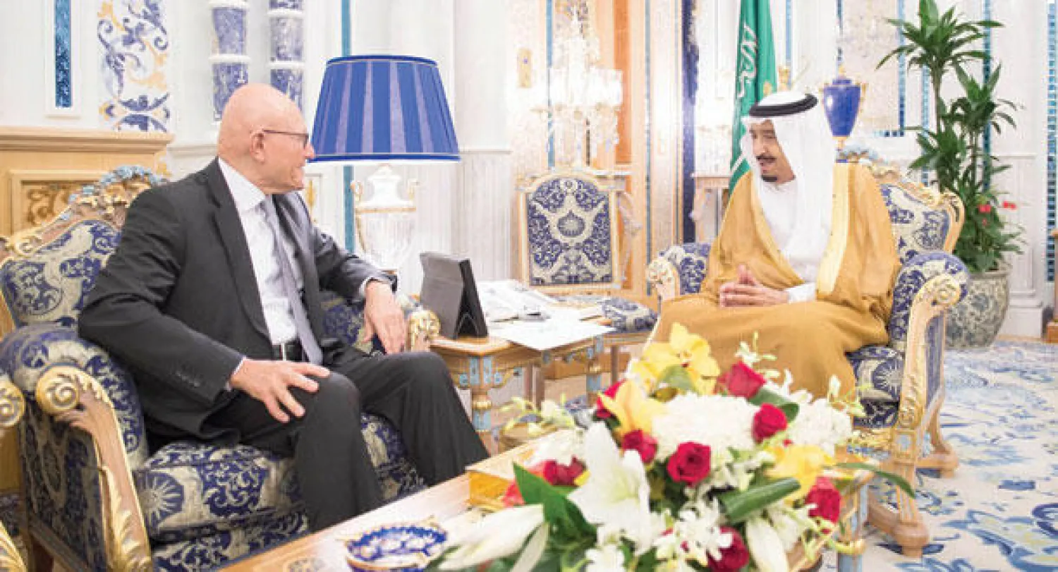 خادم الحرمين الشريفين الملك سلمان بن عبد العزيز لدى لقائه رئيس الوزراء اللبناني تمام سلام في جدة أمس (واس)