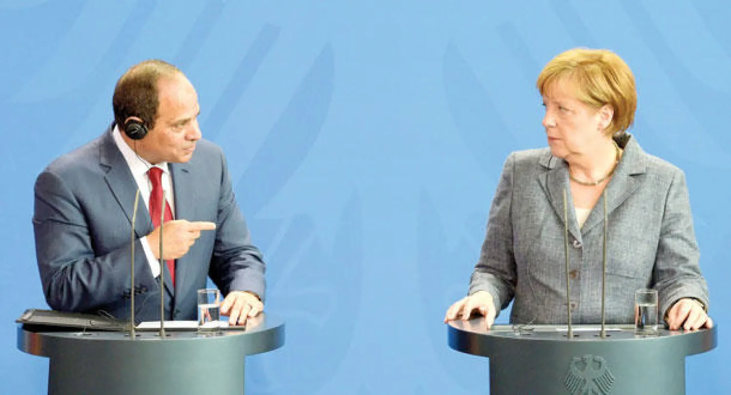 الرئيس المصري عبد الفتاح السيسي مع المستشارة الألمانية أنجيلا ميركل خلال مؤتمر مشترك عقد في برلين أمس (إ.ب.أ)