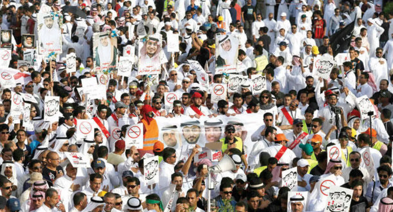 صورة لموكب تشييع «شهداء» تفجير مسجد العنود حيث فجر انتحاري نفسه الجمعة الماضي (تصوير: عيسى الدبيسي)