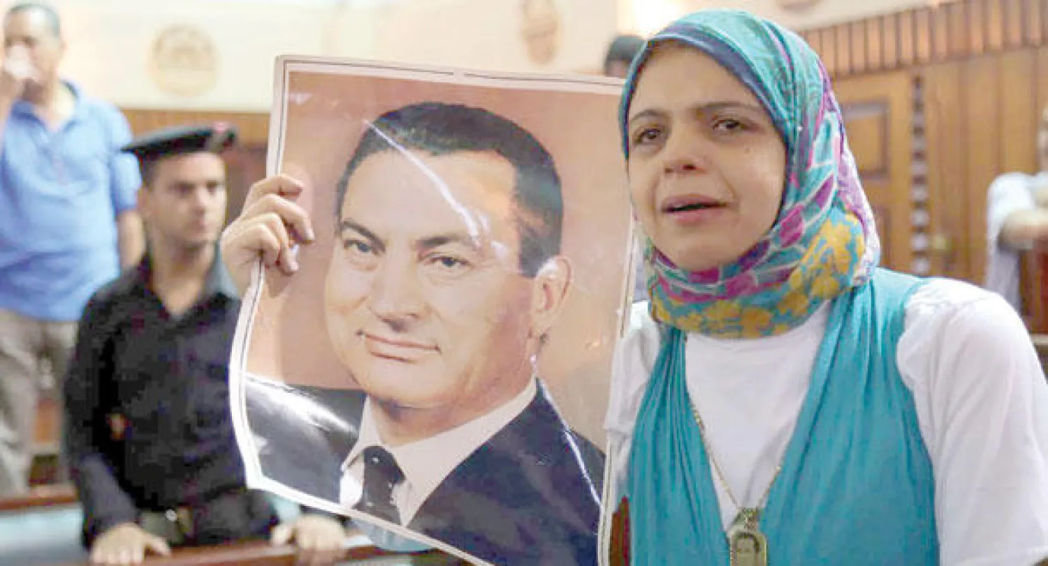 مؤيدو مبارك خلال جلسة الحكم أمس