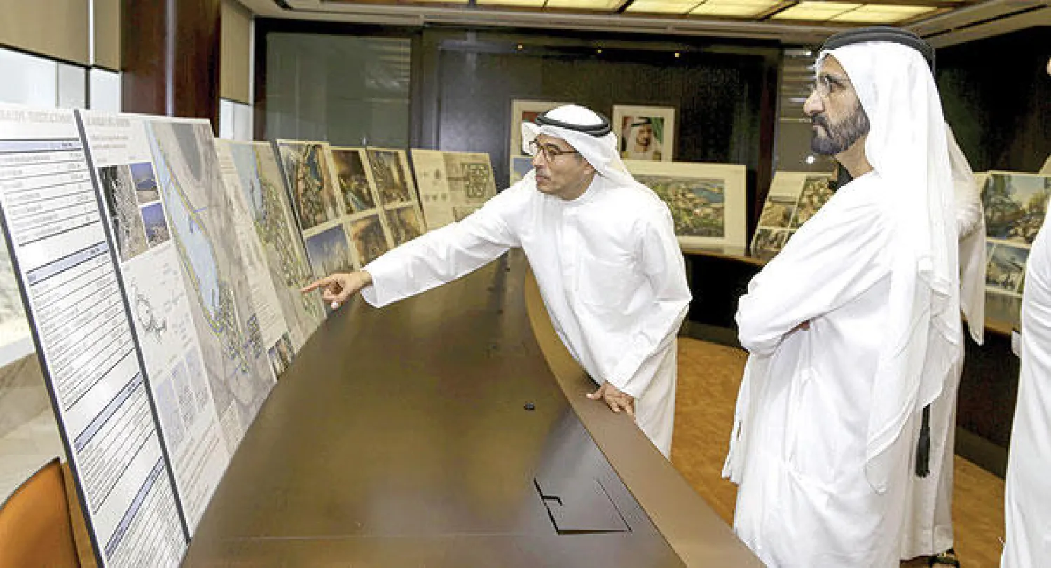 الشيخ محمد بن راشد يستمع لشرح محمد العبار عن مشروع خور الممزر («الشرق الأوسط»)