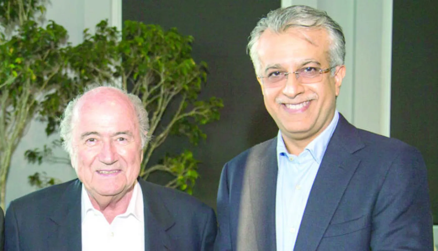 الشيخ سلمان بن إبراهيم آل خليفة رئيس الاتحاد الآسيوي لكرة القدم في أحد اللقاءات مع بلاتر