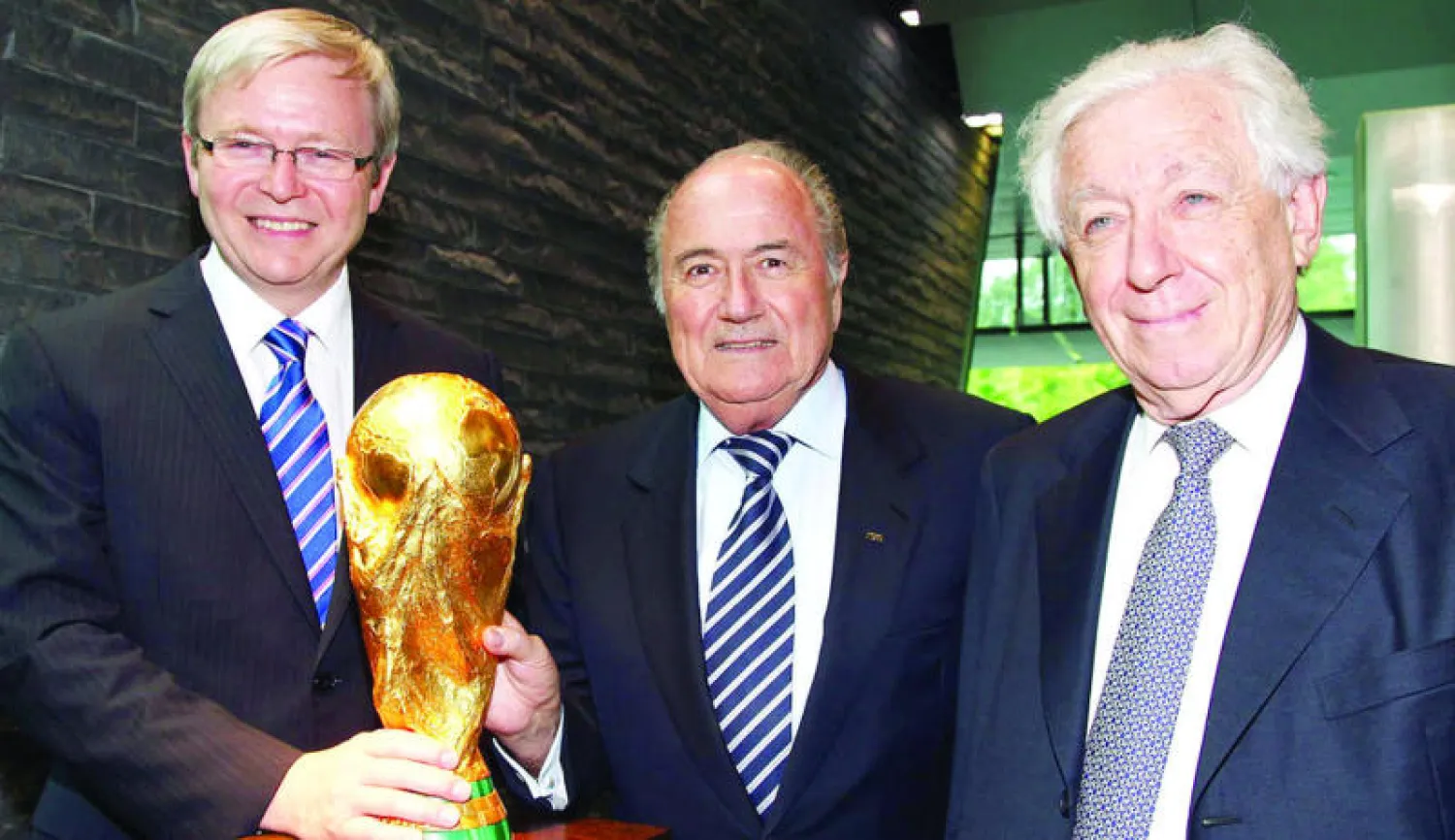 بلاتر يتوسط رئيس وزراء أستراليا السابق كيفين رود وفرانك لوي رئيس الاتحاد الأسترالي («الشرق الأوسط»)