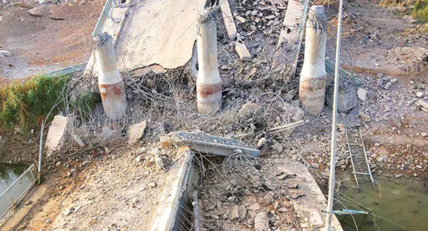 جسر على نهر الفرات شمال الرمادي دمره مسلحو تنظيم داعش أمس (أ.ب)