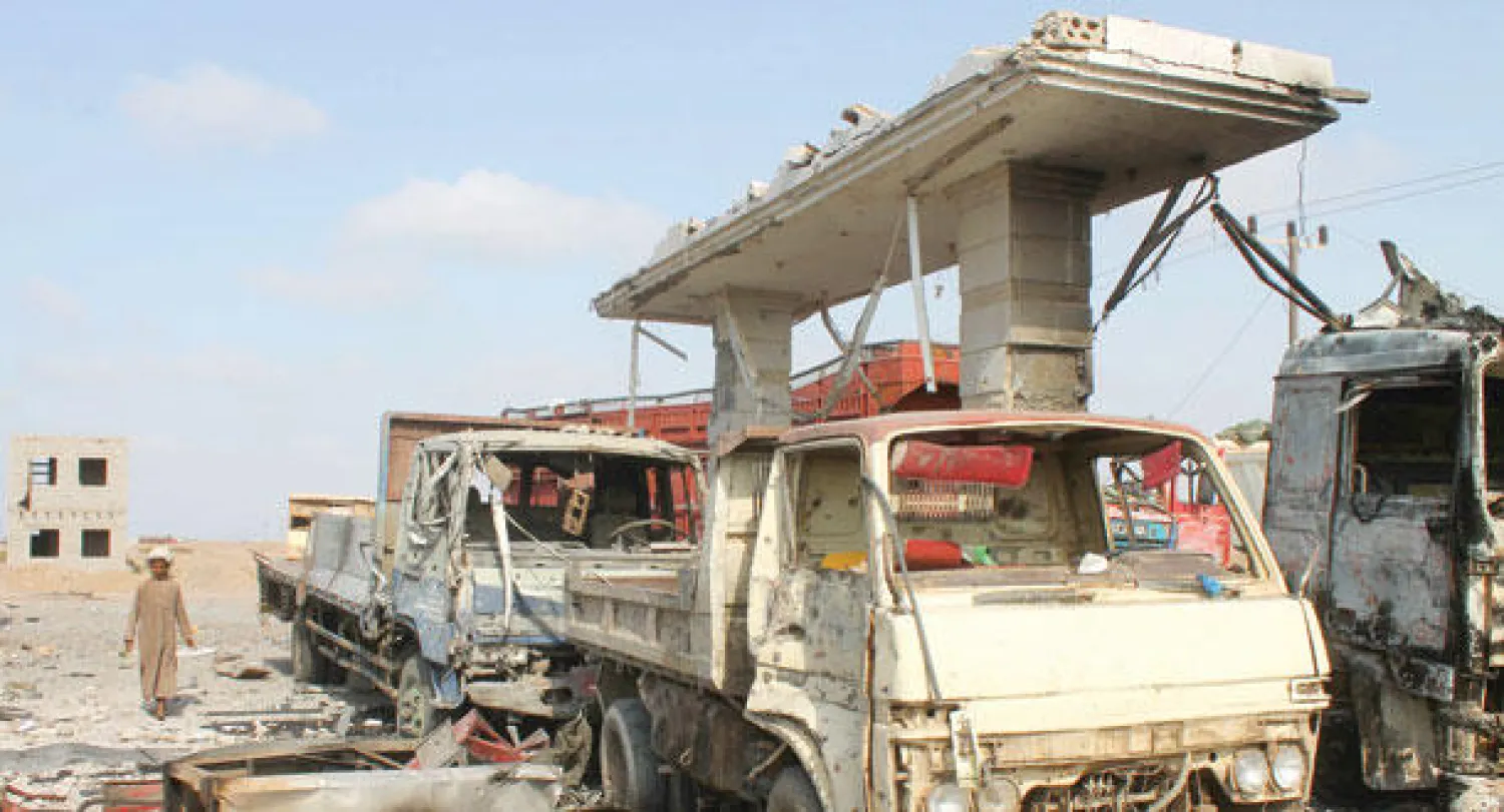 محطة وقود تابعة لقوات الحوثيين بعدما جرى استهدافها من قبل التحالف في إحدى الضواحي الشمالية بعدن أمس (أ.ف.ب)