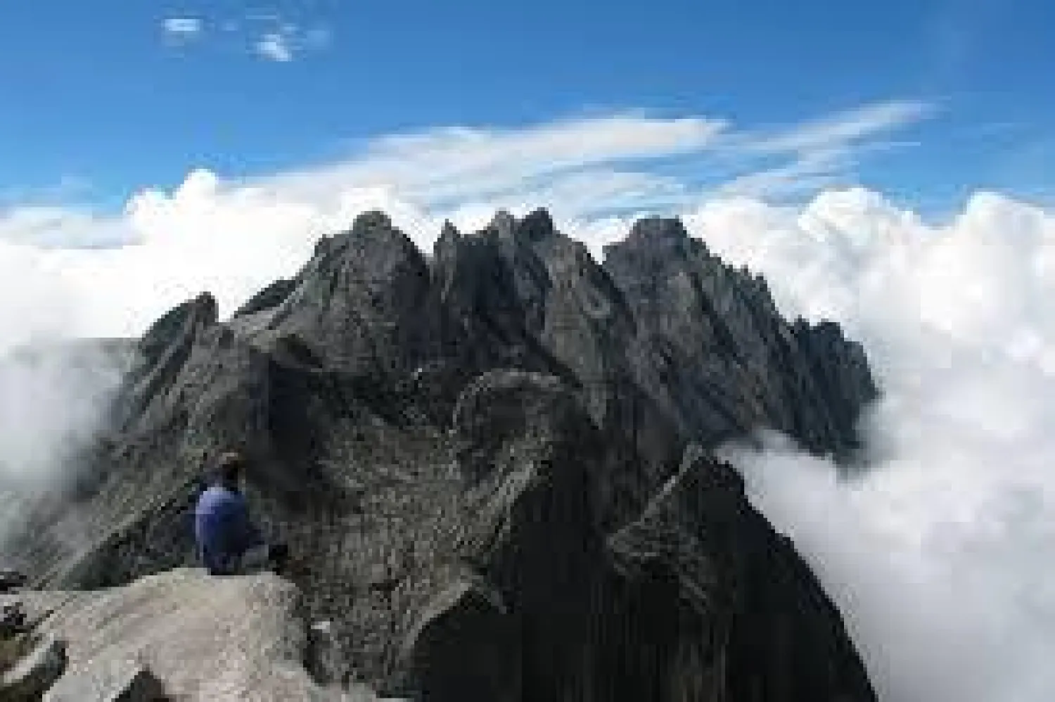 زلزال يهز جبال كينابالو بماليزيا وعشرات السياح عالقون فوق قممه