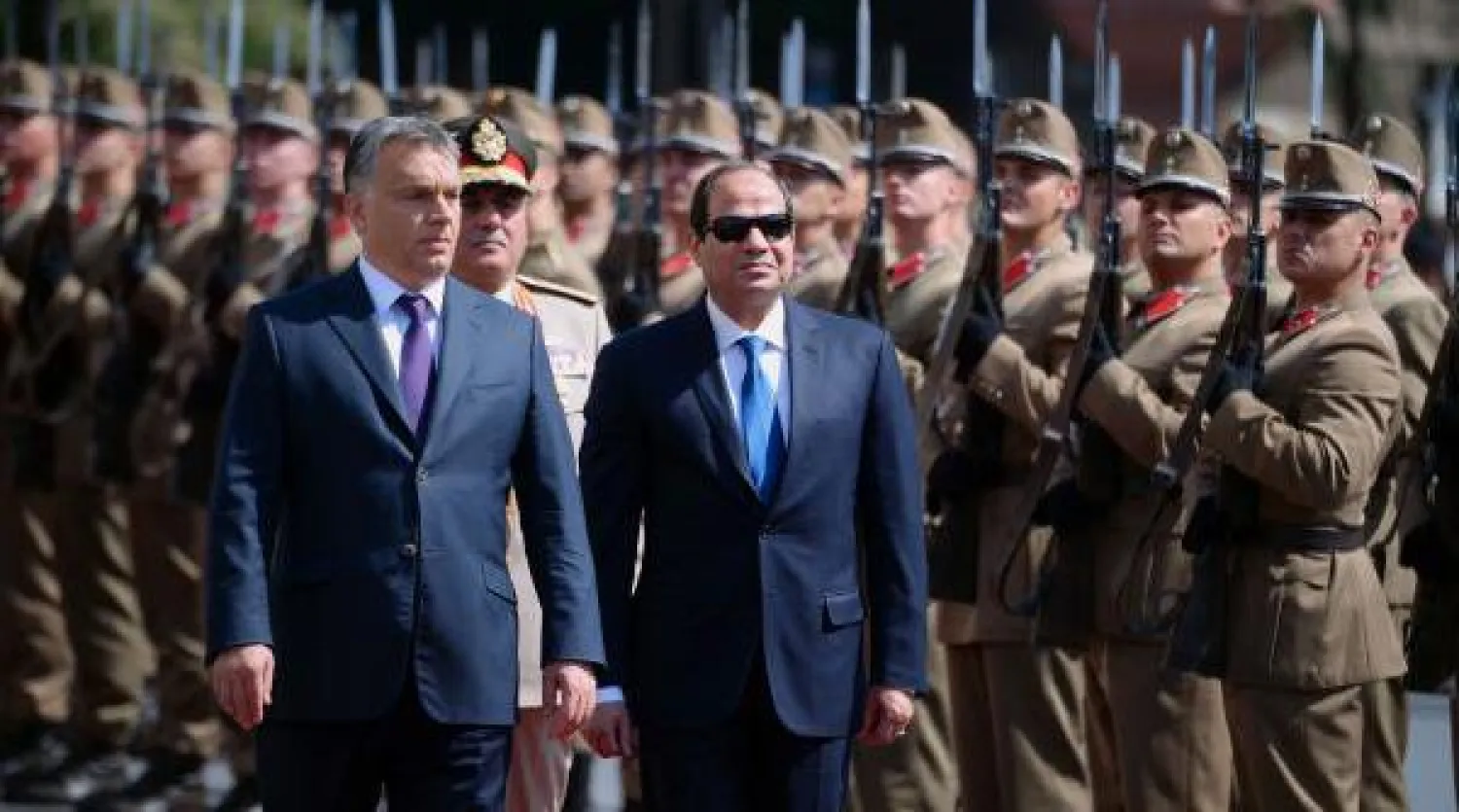 الرئيس المصري مع رئيس الوزراء المجري (أ.ف.ب)