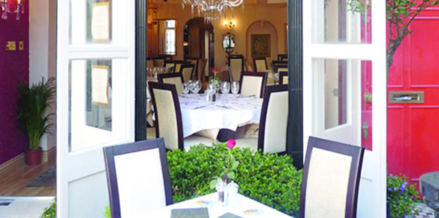 طاولة في الخارج تشد الزبائن برونقها