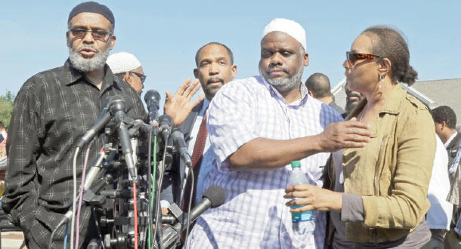 إبراهيم رحيم شقيق القتيل (وسط) خلال مؤتمر صحافي في بوسطن أول من أمس (أ.ب)