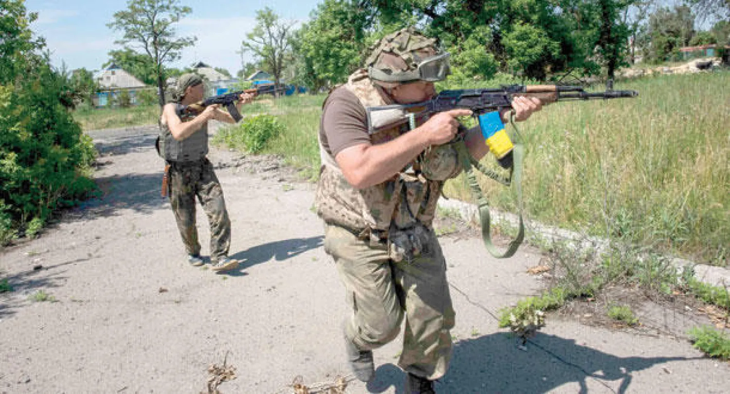 قوات الأمن الأوكراني تخوض مواجهات مع عدد من الانفصاليين في بلدة مارينكا بالقرب من مدينة دونيتسك شرق أوكرانيا أمس (أ.ب)