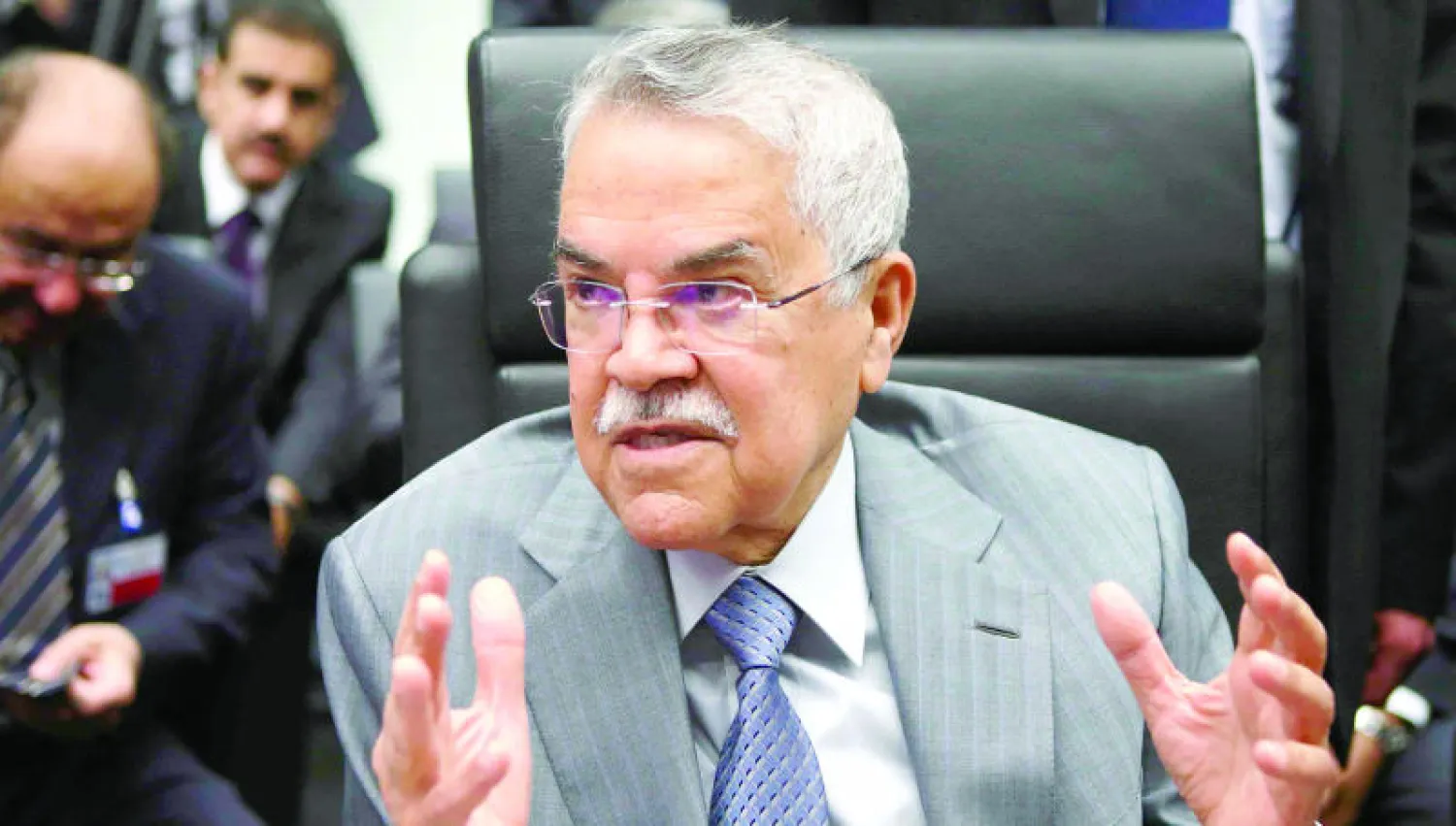 وزير النفط والثروة المعدنية السعودي علي النعيمي يتحدث إلى الصحافيين قبل بدء اجتماعات (أوبك) ويبدو إلى جانبه الأمير عبد العزيز بن سلمان نائب الوزير في فيينا أمس (رويترز)