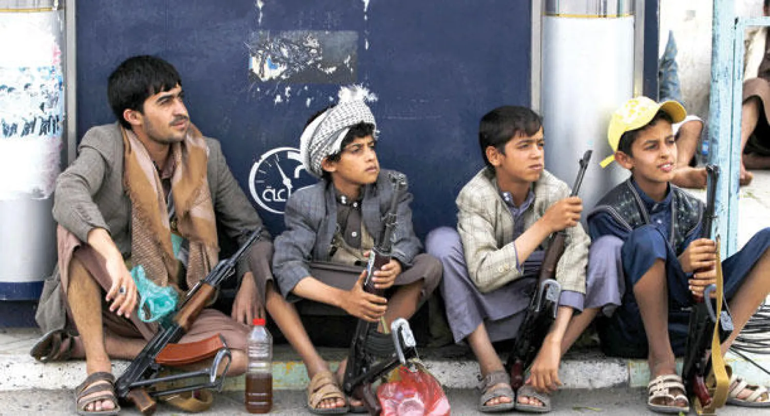 أطفال يحملون رشاشات في صنعاء أمس (إ.ب.أ)