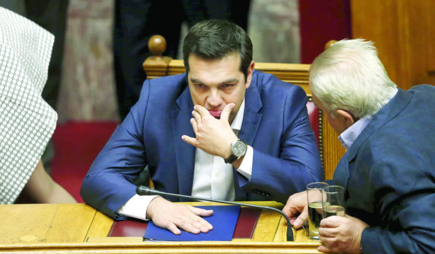 رئيس الوزراء اليوناني الكسيس تسيبراس في مبنى البرلمان أمس (رويترز)
