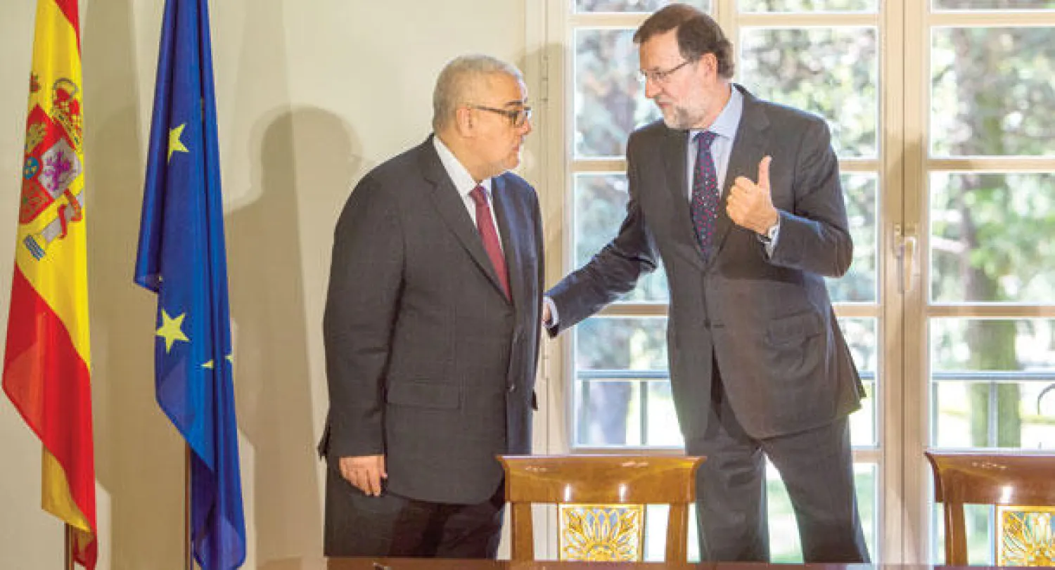 رئيس الحكومة الإسبانية ماريانو راخوي يستقبل نظيره المغربي عبد الإله ابن كيران في قصر مانكلوا بمدريد أمس (أ.ب)