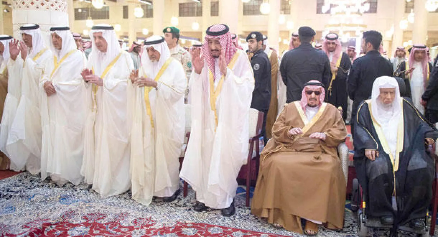 الملك سلمان بن عبد العزيز خلال أدائه صلاة الميت على الأميرة جواهر بنت عبد العزيز.. ويظهر كل من الأمير عبد الرحمن بن عبد الله بن عبد الرحمن، والأمير عبد الرحمن بن عبد العزيز، والأمير بندر بن محمد بن عبد الرحمن، والأمير خالد الفيصل بن عبد العزيز، والأمير عبد الإله بن عبد العزيز، والأمير خالد بن فهد بن خالد (واس)