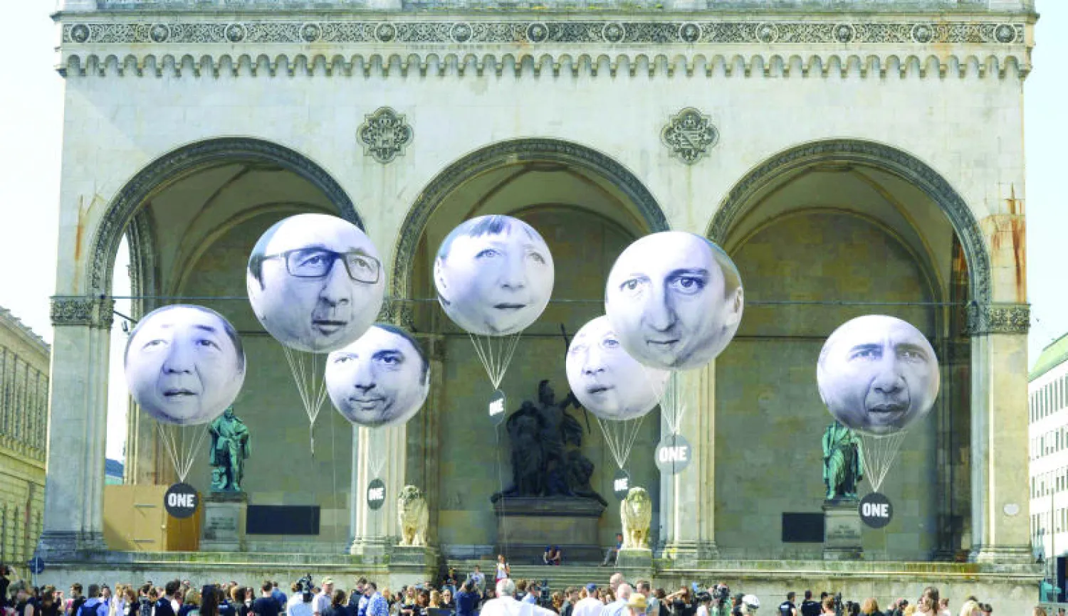 بالونات برؤوس الزعماء الحاضرين في قمة السبع اقامها النشطاء في ميونخ (أ. ف. ب)